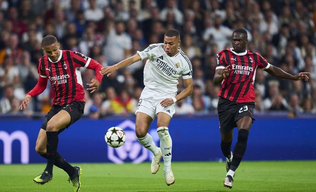  姆巴佩在G2比赛中比赛局势复杂，败北引发热议！赛场气氛高涨