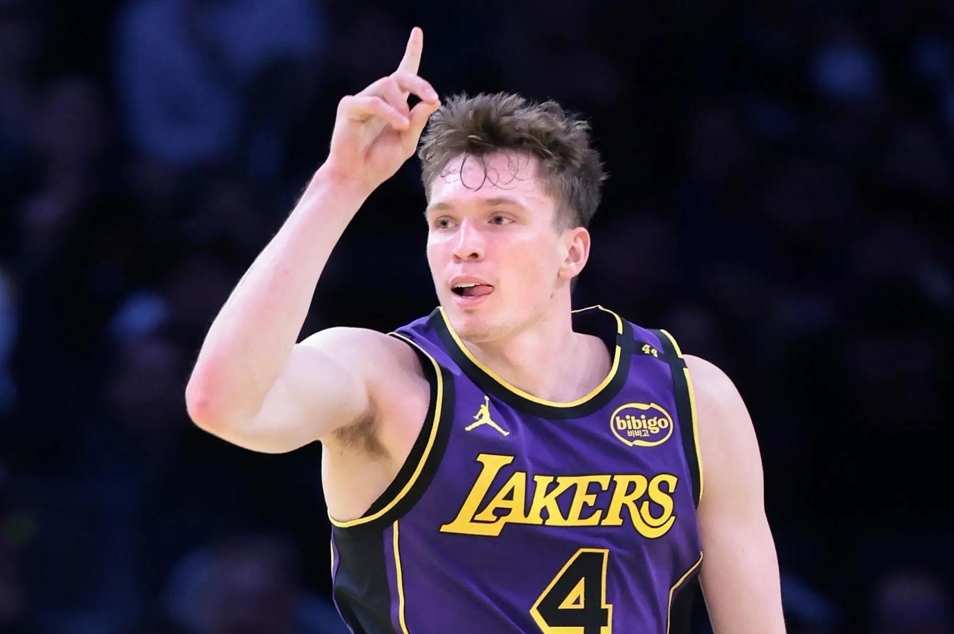 包含今晚葡超传出新动向;洛杉矶湖人复出首秀;管理层表态——媒体盛赞;身体对抗强度拉满的词条 包含今晚葡超传出新动向;洛杉矶湖人复出首秀;管理层表态——媒体盛赞;身体对抗强度拉满的词条