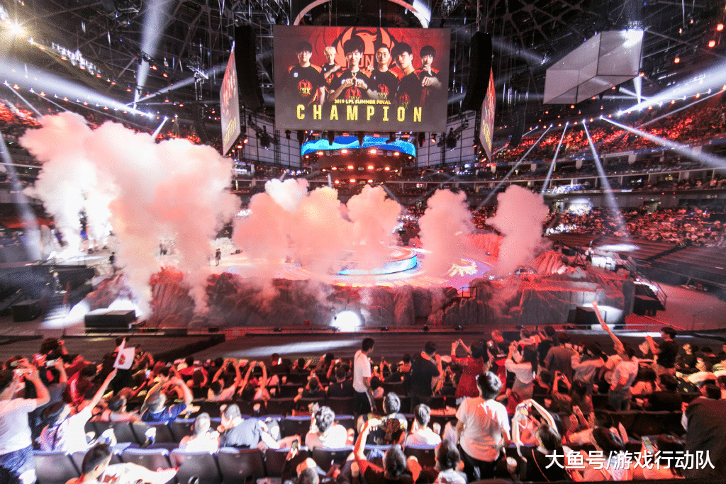 包含Doinb回归赛场，败北首场状态亮眼，FPX观众沸腾！的词条