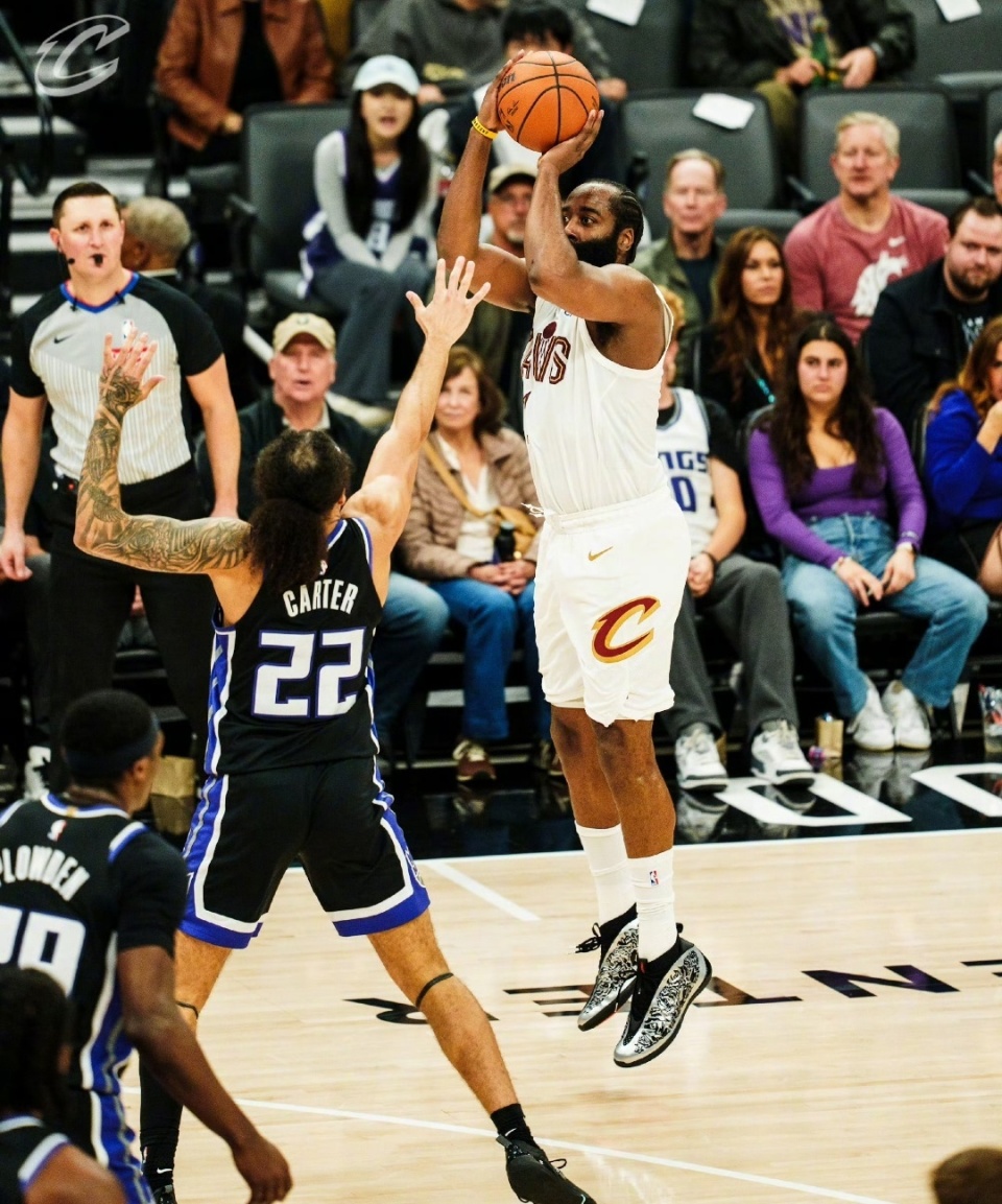 关于哈登爆冷击败巴黎圣日耳曼，精彩发挥引爆全场！的信息